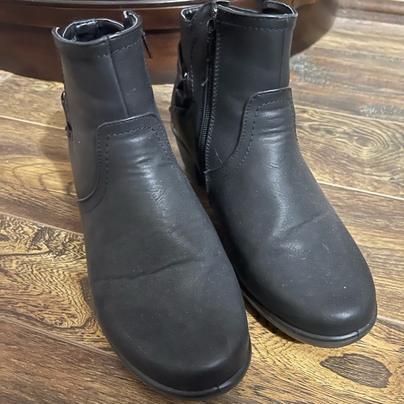 Easy Street Womens Dawnta Block Heel Booties, Size 10W but fits like a 10M - Picture 2 of 11